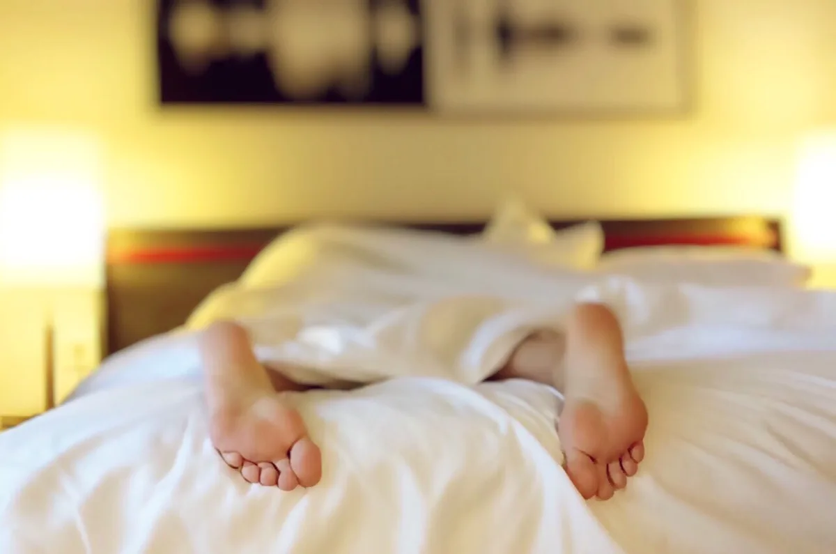 Schlafende Person im Bett — Erholung bei Erschöpfung