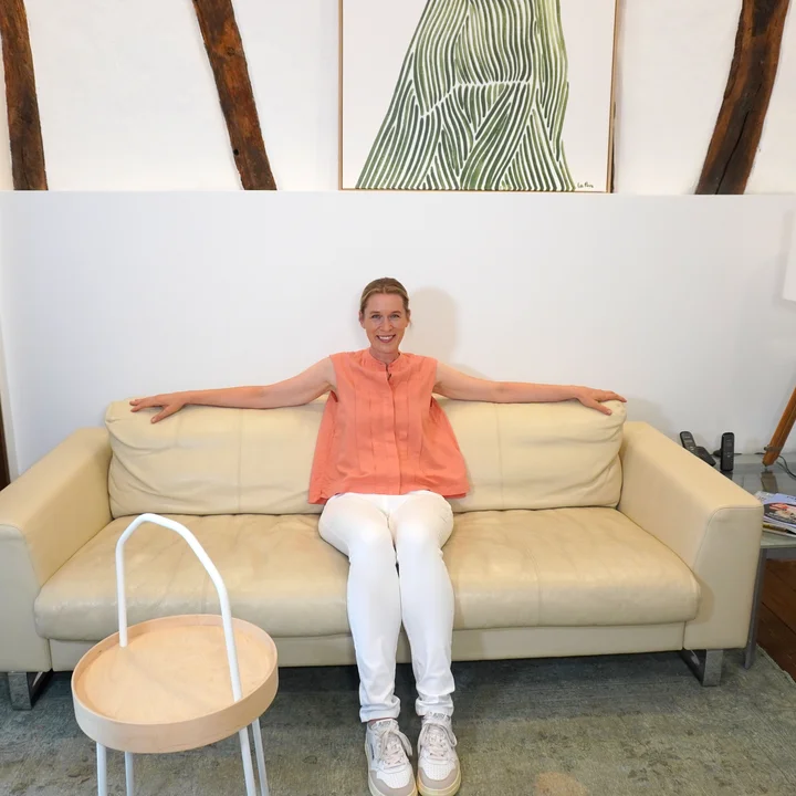Jeannette Deja-Lausmann in der Wartelounge ihrer Naturheilpraxis in Eitorf